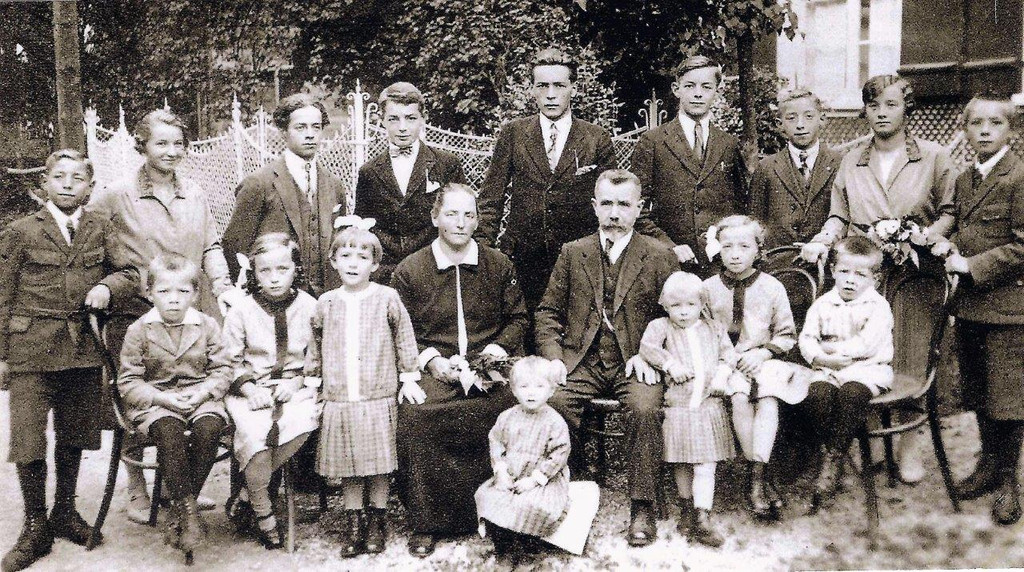 Schuhmachermeister Enzenhofer Josef mit Familie.jpg