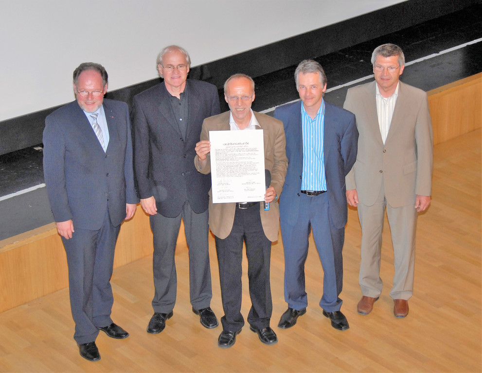 1 Walter Joschika pr__sentiert die Gr__ndungsurkunde_ assistiert von BM Werner Huber_ Wolfgang Berchtold_ Gerhard Stiegler u.JPG