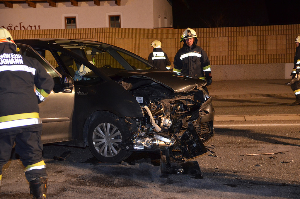 Schwerer VU B311 bei St_Johann  30_03_2018  Pressefotopongau MW _2_.JPG