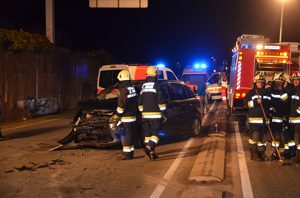 Schwerer VU B311 bei St_Johann  30_03_2018  Pressefotopongau MW _6_.JPG