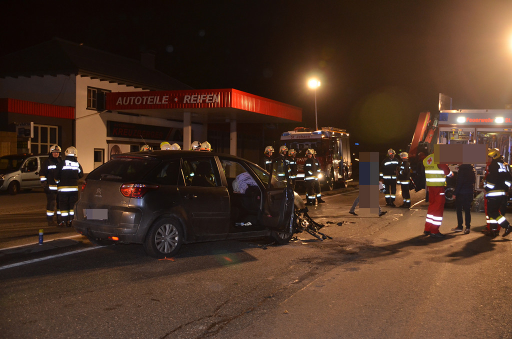 Schwerer VU B311 bei St_Johann  30_03_2018  Pressefotopongau MW _7_.JPG