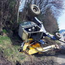 Bagger stürzt in Schwarzach 15 Meter ab