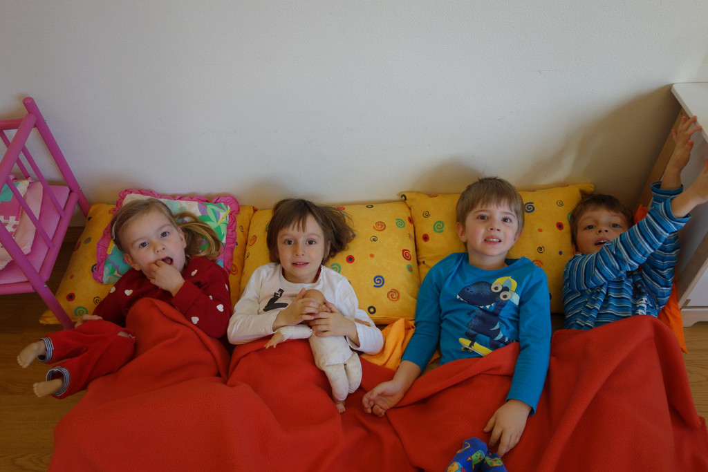 Kuscheln in der Puppenecke _2_.JPG