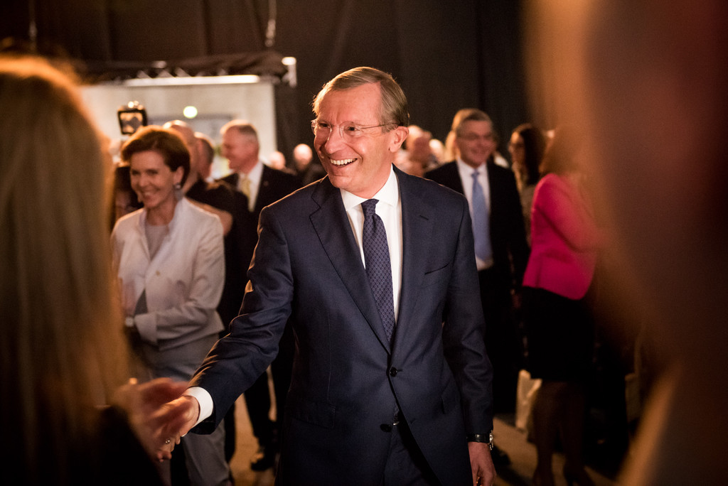 LH Wilfried Haslauer beim Einzug in die Halle.jpg