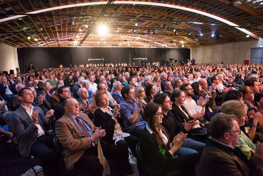 Volle Halle beim Wahlkampfauftakt der Salzburger Volkspartei.jpg