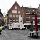 Kleinbus rast in Straßencafé