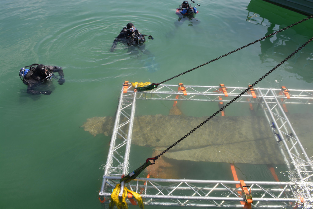 Forschungstaucher bei der Bergung_Nachweis BGfU.JPG
