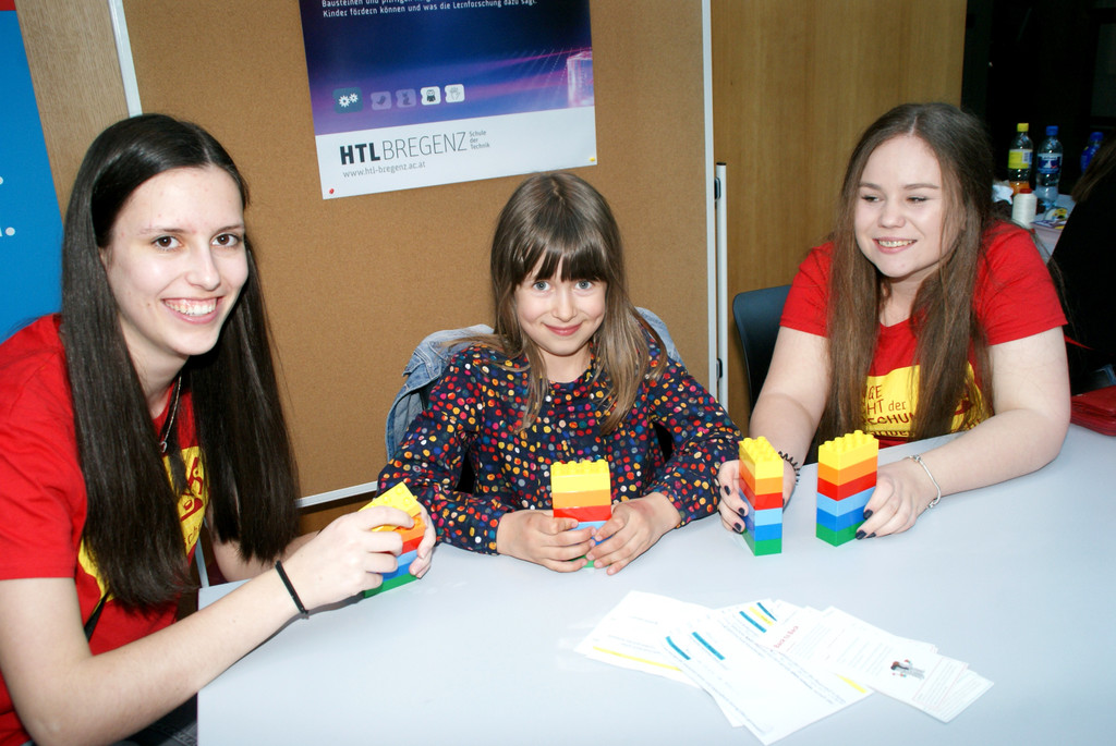 Bianca und Chiara _HTL-Bregenz_ mit Liv - Lego-Geschicklichkeitsspiele.JPG