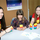 Bianca und Chiara _HTL-Bregenz_ mit Liv - Lego-Geschicklichkeitsspiele.JPG