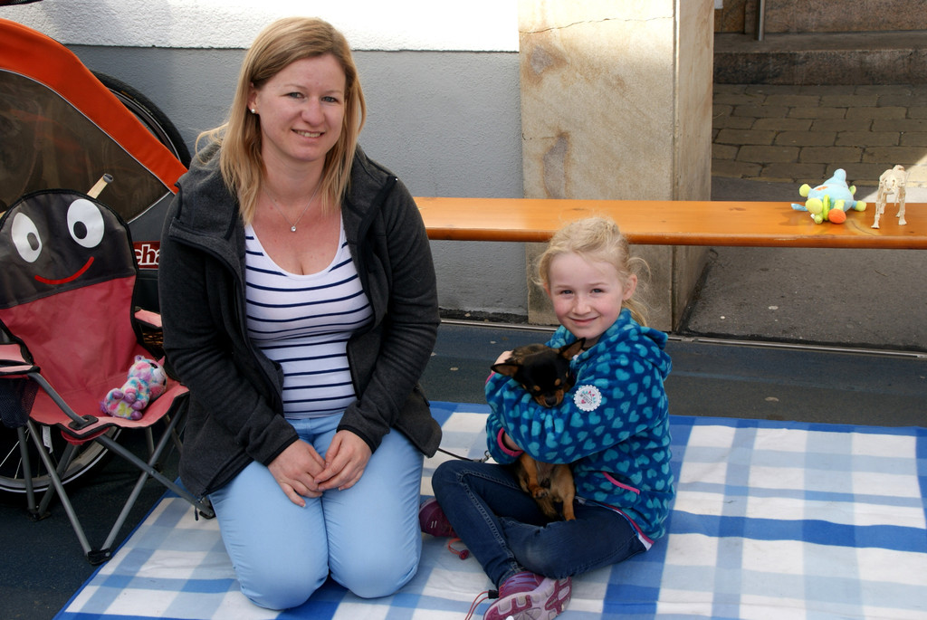 Jeanette und Mia mit Hund Jamie.JPG