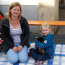 Jeanette und Mia mit Hund Jamie.JPG