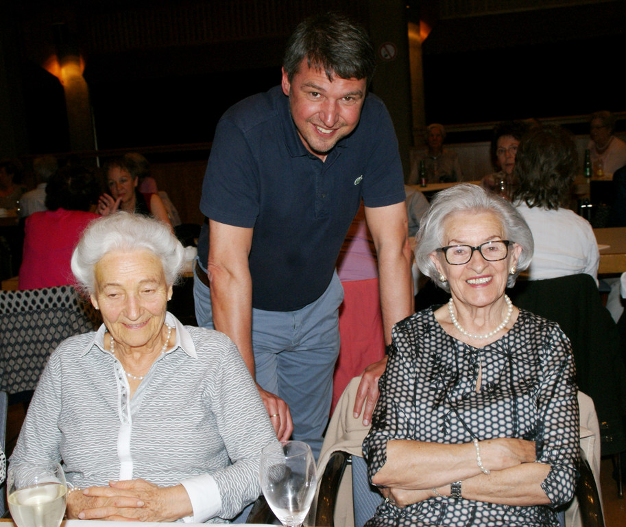 Kurt Fischer begr____te die G__ste im Saal.JPG