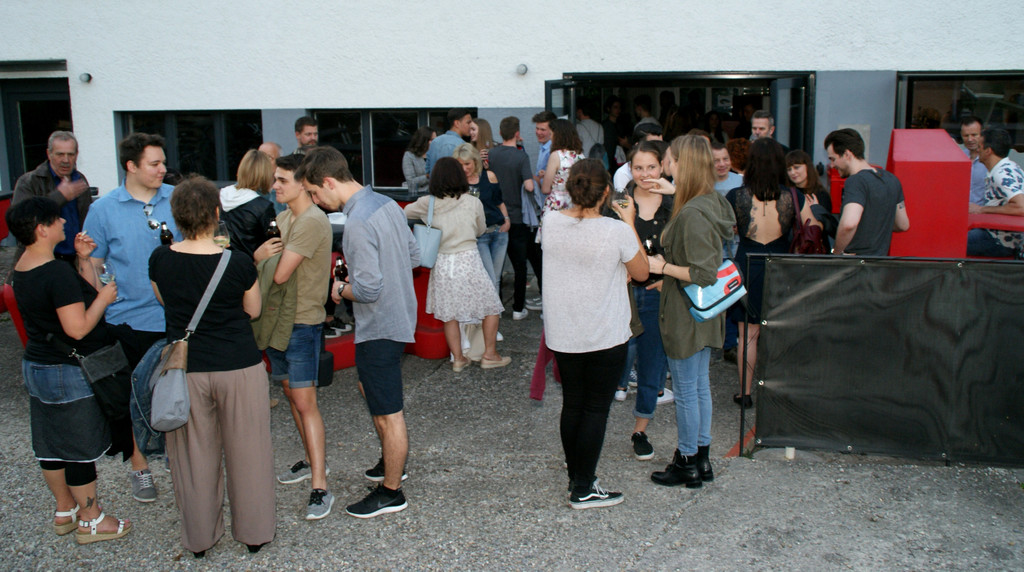 Zahlreiche G__ste freuten sich auf das Konzert.JPG