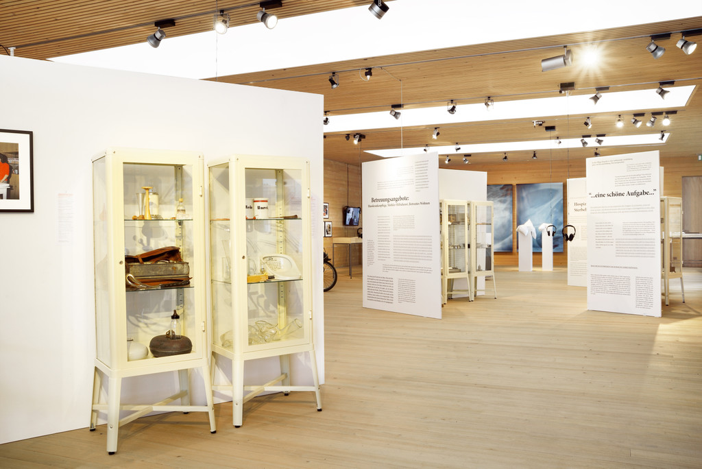 sterreichisches Frauenmuseum_pflege das leben_IA _4_.jpg