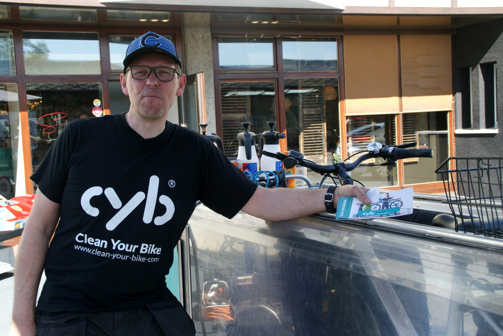 Stefan Sarfert mit seiner Erfindung - eine Fahrrad-Waschanlage.JPG