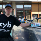 Stefan Sarfert mit seiner Erfindung - eine Fahrrad-Waschanlage.JPG