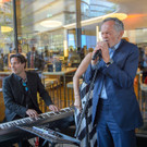 Andreas Treichl live singend.jpg