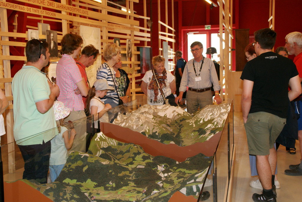 Bruno Bischofberger f__hrte die G__ste durchs Museum.JPG