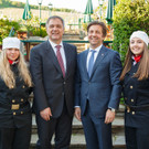 v_r_n_l_ LIM Christian Leiner und Pr__sident der WKW Walter Ruck mit Rauchfangkehrerinnen__c_FlorianWieser.jpg