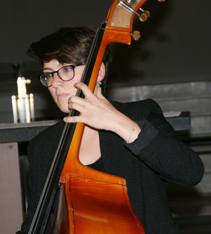 Susanna Hofer am Kontrabass.JPG