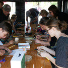 Eifriges Werken f__r den Muttertag.JPG