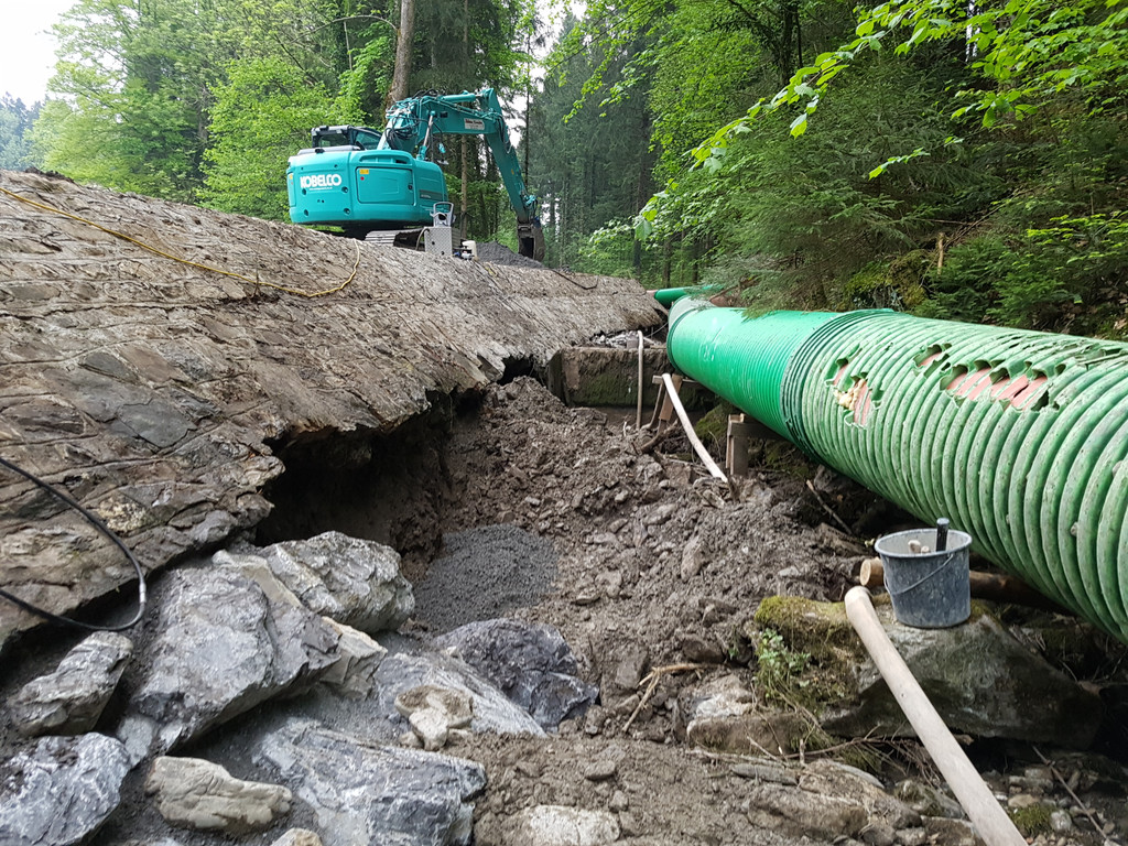 Sanierung der bestehenden Uferverbauung mittels Grobsteinschlichtung in Beton verlegt _Rohr seitlich wird f__r die Wasserhal.jpg