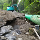 Sanierung der bestehenden Uferverbauung mittels Grobsteinschlichtung in Beton verlegt _Rohr seitlich wird f__r die Wasserhal.jpg