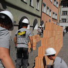 Wandernde Mauer als Performance in der Marktgasse