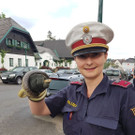 Polizistin rettet Schlange