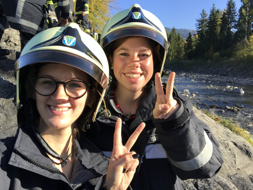 Firefighter girls Sara and Lisa _11_.JPG