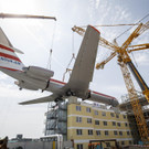 Flugzeug landet auf Hoteldach