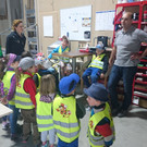 Kindergarten Übersaxen zu Besuch bei der Firma Weiler Möbel