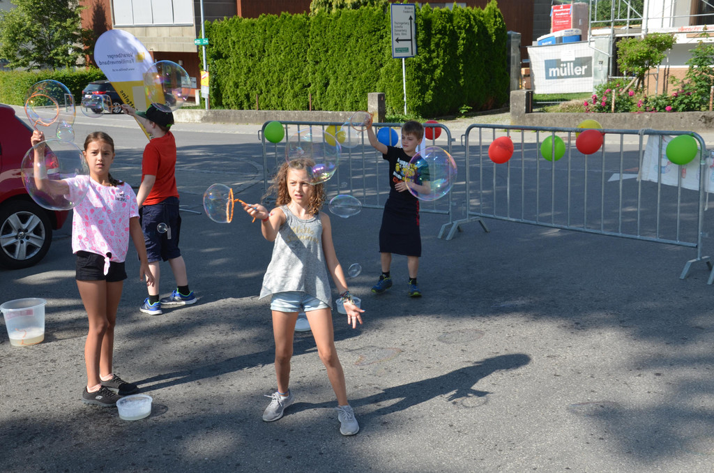 Spiel auf dem Kirchplatz.JPG