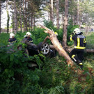 A2: Pkw rammte Baum und überschlug sich