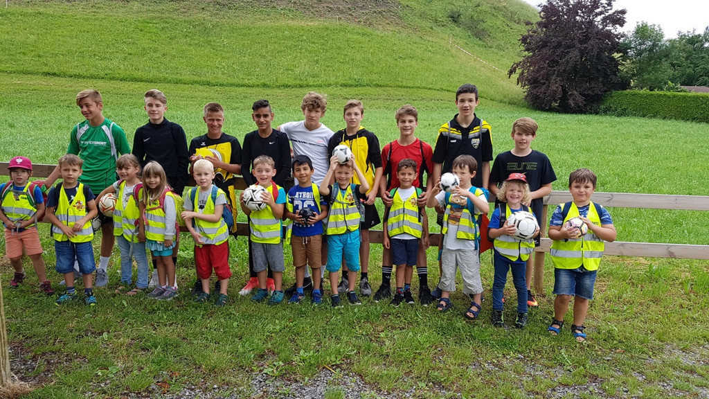 Fussball Mittelschule Kindergarten 02.jpg