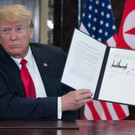 Kim und Trump unterzeichnen Dokument