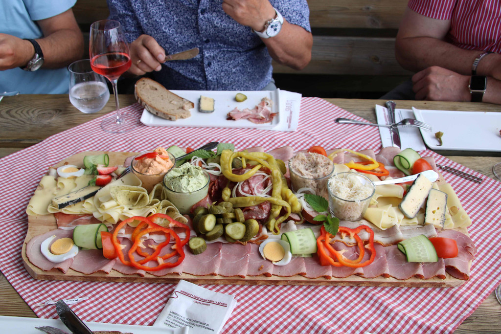 Brettljause im Schilcher-Buschenschank Lazarus.jpg