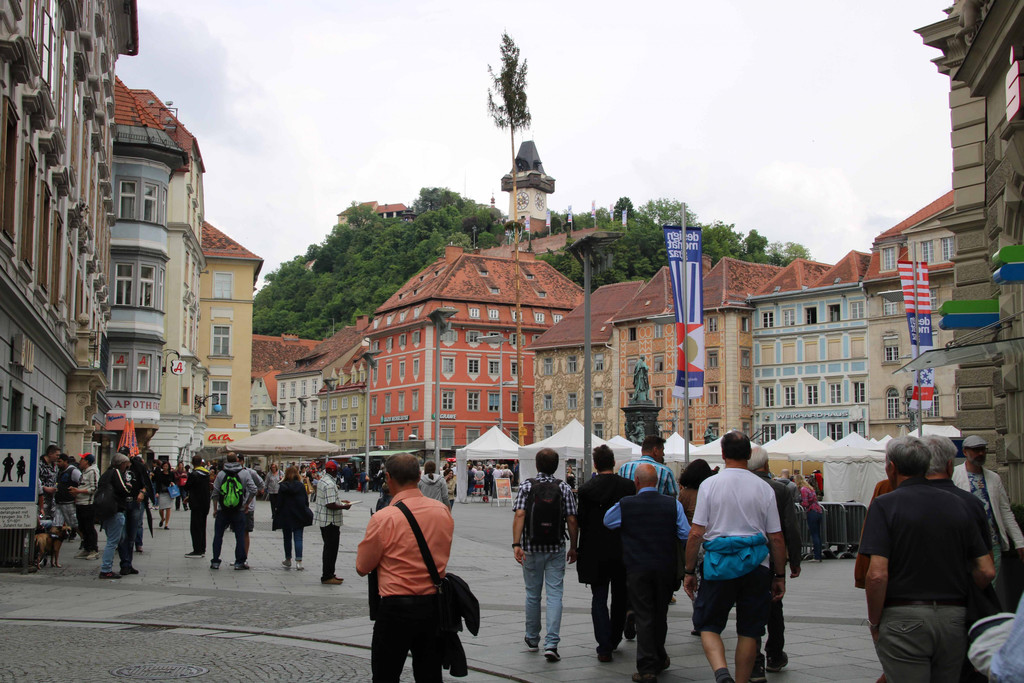 Grazer Hauptplatz mit Uhrturm am Schlo__berg.jpg