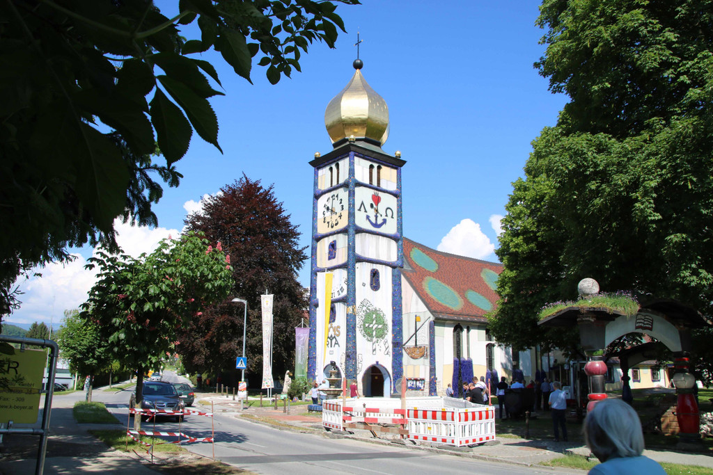 Hundertwasserkirche in B__rnbach.jpg