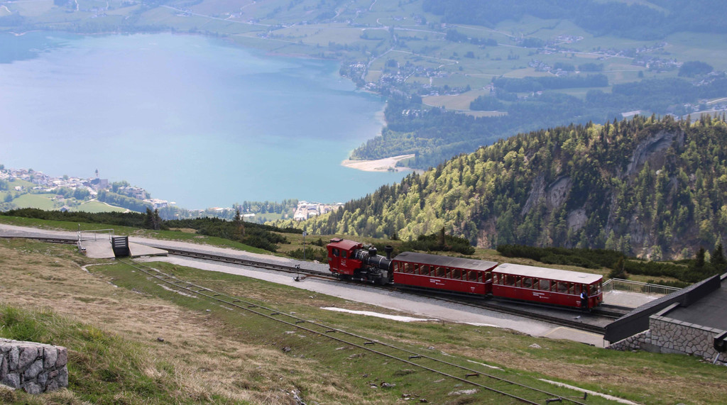 Schafbergbahn mit Wolfgangsee.jpg