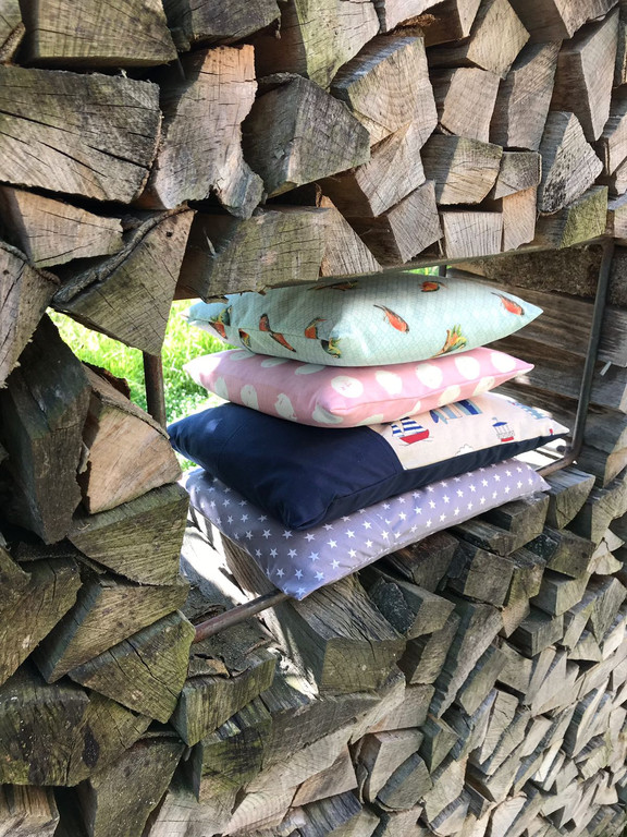 Foto Kissen zwischen Holzstapel.JPG