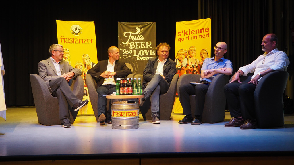 7 Das Podium Obmann Lothar Gallaun_ GF Kurt Michelini_ Aufsichtsratsvorsitzender Michael Fritz_ Steuerberater Bernhard Kirch.JPG