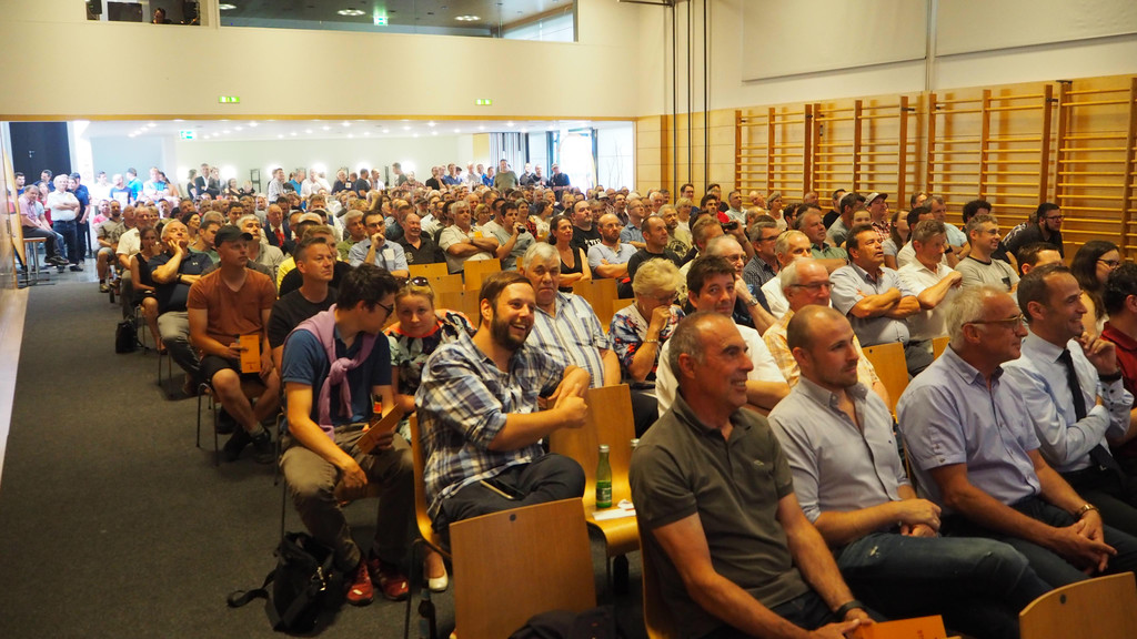 8 Voller Saal.JPG
