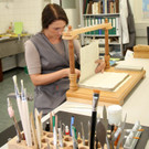 Buchbinderin Sabrina Schaller bei der Arbeit