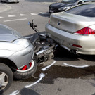 Rankweil: Motorrad unter Autos geschoben