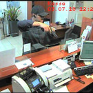 Bank in Baden überfallen: Täter gesucht