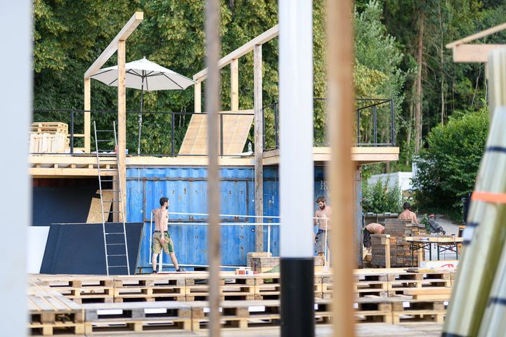 13_2018_0629_Poolbar_Aufbau_I__BY_MATTHIAS_RHOMBERG_005_web.jpg