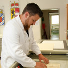 Restaurator Kafka bei der Arbeit