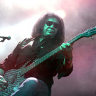 Gene Simmons verzückte Fans