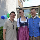 Frohgelaunte Gäste bei der standesamtlichen Trauung von Fiona Hämmerle und Johannes Hofer.